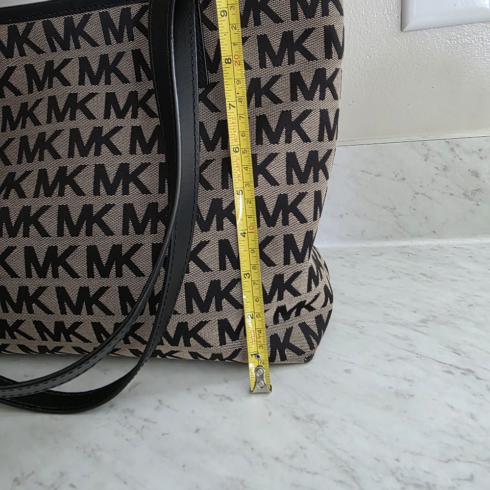 Michael kors medium signiture tote tan and black leather and gold accent - Picture 4 of 8